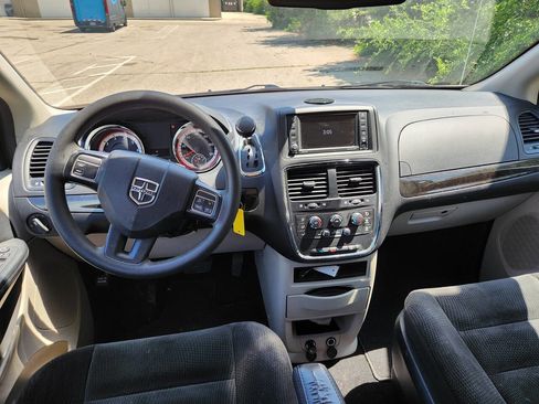 Used 2019 Dodge Grand Caravan SE FWD image 12