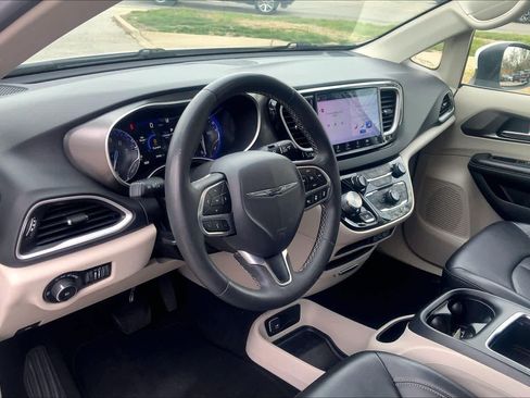 Used 2023 Chrysler Pacifica Touring-L FWD image 16