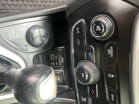 Used 2014 Jeep Cherokee Trailhawk AWD/4WD image 16