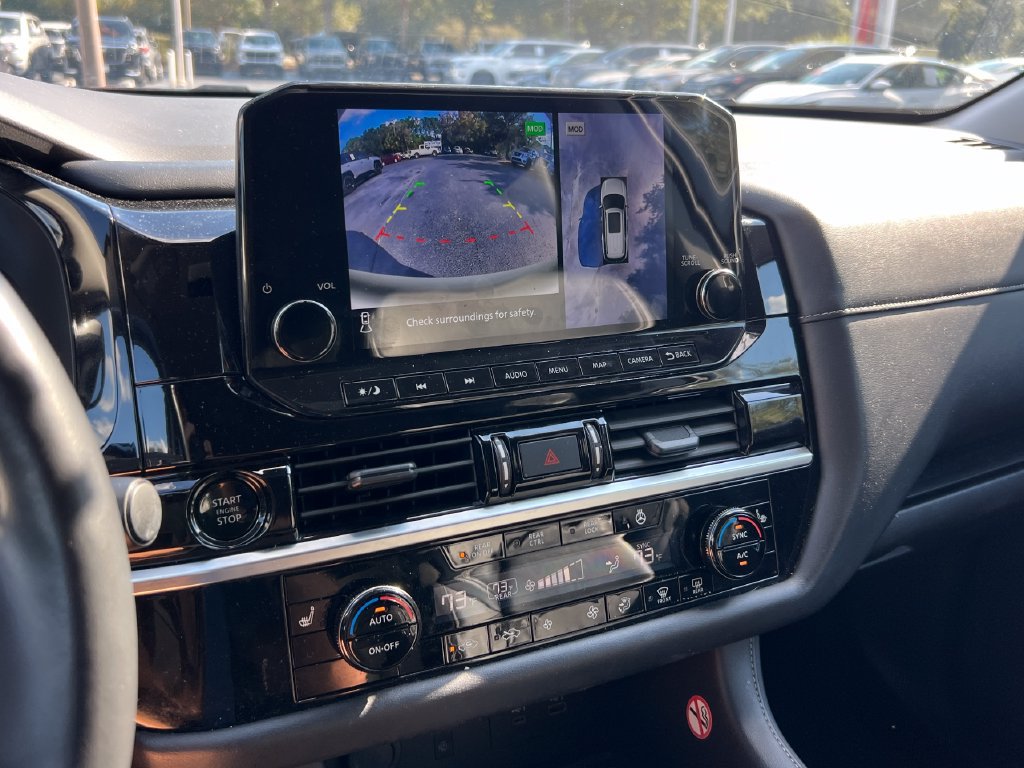 Used 2025 Nissan Pathfinder SL FWD image 17