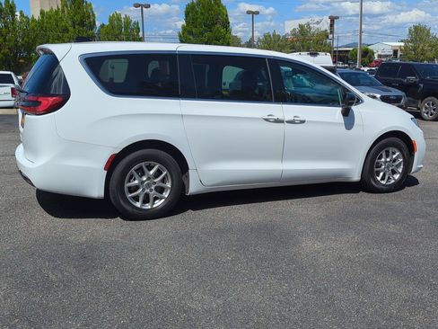 Used 2024 Chrysler Pacifica Touring-L FWD image 8