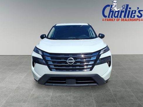 Used 2024 Nissan Rogue S AWD/4WD image 2