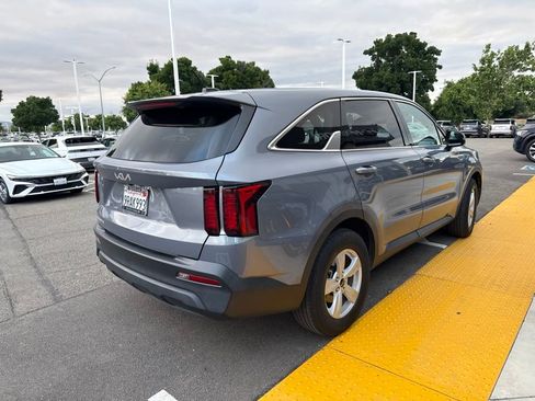 Used 2023 Kia Sorento LX FWD image 5