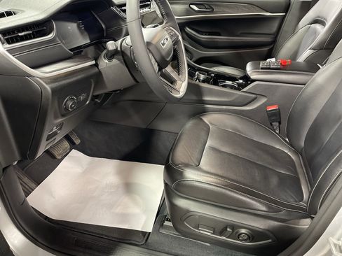 Used 2023 Jeep Grand Cherokee Limited w/ Trailer Tow Prep Group (B) image 9