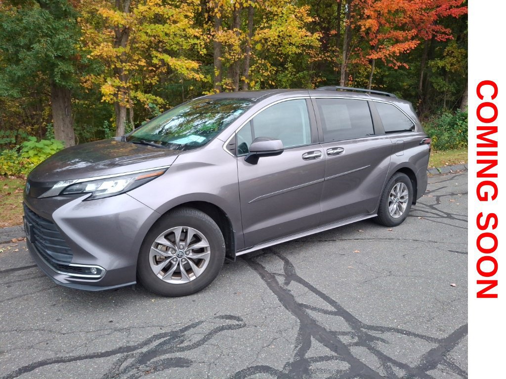 Used 2022 Toyota Sienna XLE FWD image 1