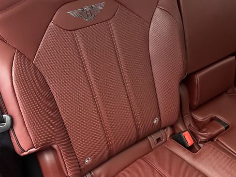 Used 2025 Bentley Bentayga image 37