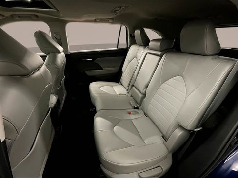 Used 2022 Toyota Highlander XLE image 29