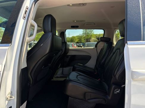 Used 2023 Chrysler Pacifica Touring-L FWD image 18