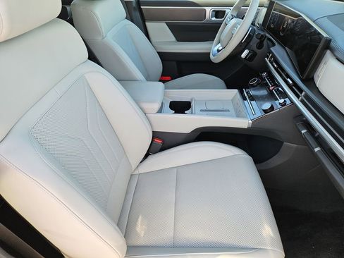 Used 2025 Hyundai Santa Fe SEL FWD image 10