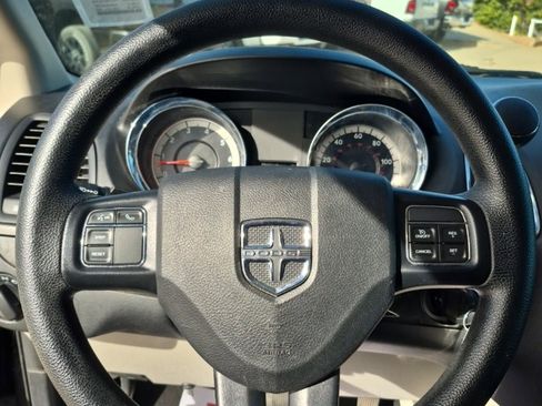 Used 2020 Dodge Grand Caravan SE w/ UConnect Hands-Free Group image 39