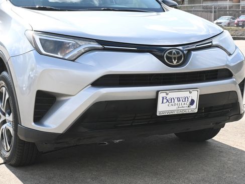 Used 2017 Toyota RAV4 LE image 27