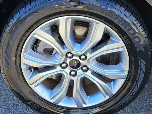 Used 2024 Ford Edge Titanium image 10