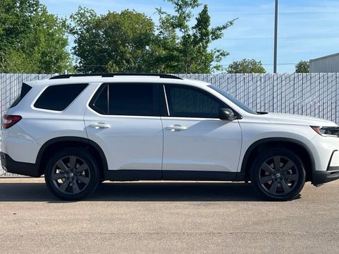 Used 2025 Honda Pilot Sport image 3