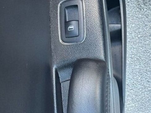 Used 2017 Chrysler 300 Limited RWD image 11