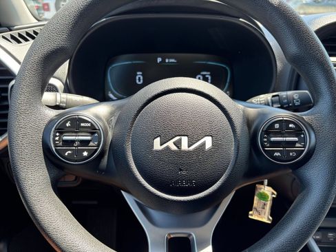 Used 2025 Kia Soul LX w/ LX Technology Package FWD image 25