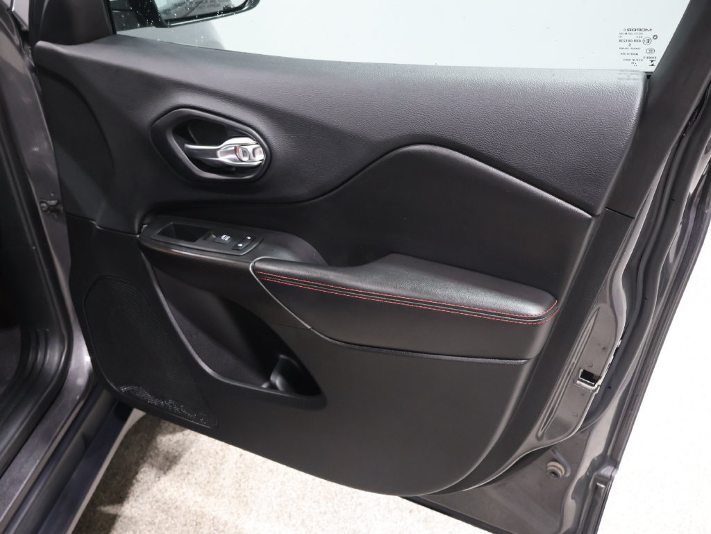 Used 2019 Jeep Cherokee Trailhawk w/ Cold Weather Group AWD/4WD image 25