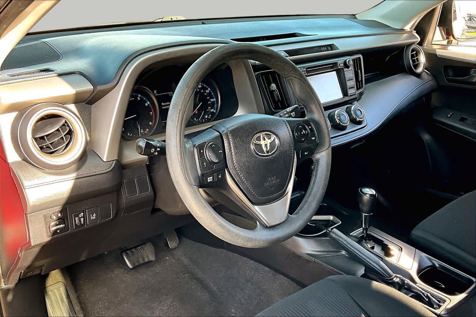 Used 2017 Toyota RAV4 LE FWD image 18