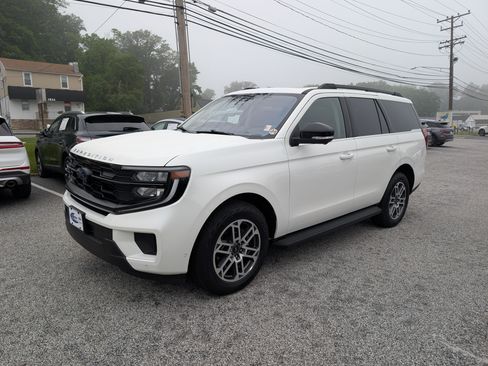 Certified 2025 Ford Expedition Active AWD/4WD image 2