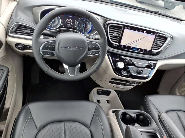 Used 2024 Chrysler Pacifica Touring-L w/ Uconnect Theater Family Group AWD/4WD image 17