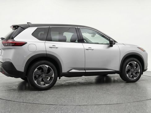 Used 2025 Nissan Rogue SV FWD image 9
