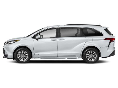Used 2023 Toyota Sienna XLE image 3