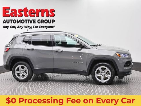 Used 2023 Jeep Compass Latitude w/ Sun and Sound Group AWD/4WD image 4