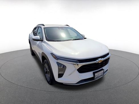 Used 2025 Chevrolet Trax LT FWD image 3