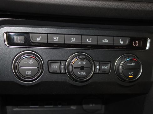 Used 2018 Volkswagen Tiguan SE image 14