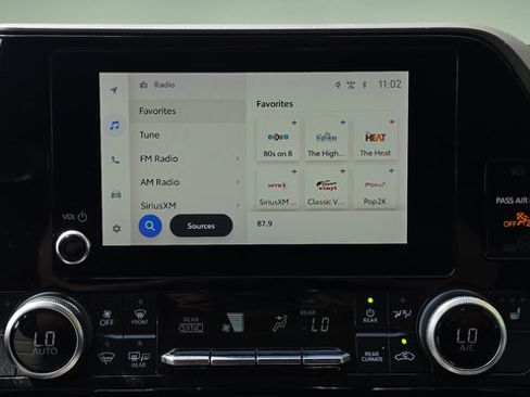 Used 2023 Toyota Highlander XLE AWD/4WD image 22