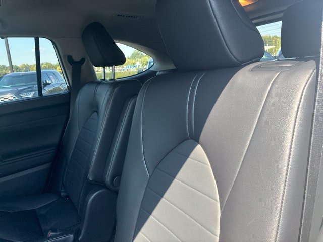 Used 2024 Toyota Highlander XLE FWD image 5