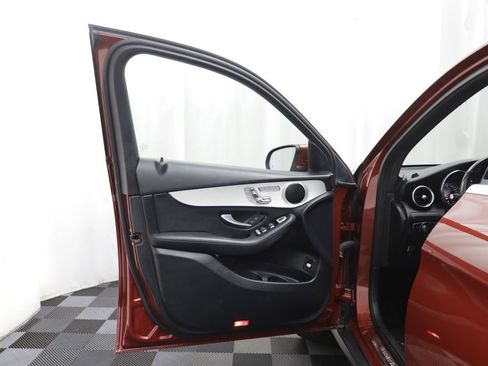Used 2019 Mercedes-Benz GLC 300 4MATIC image 4