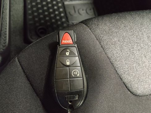 Used 2014 Jeep Cherokee Latitude w/ Cold Weather Group FWD image 32