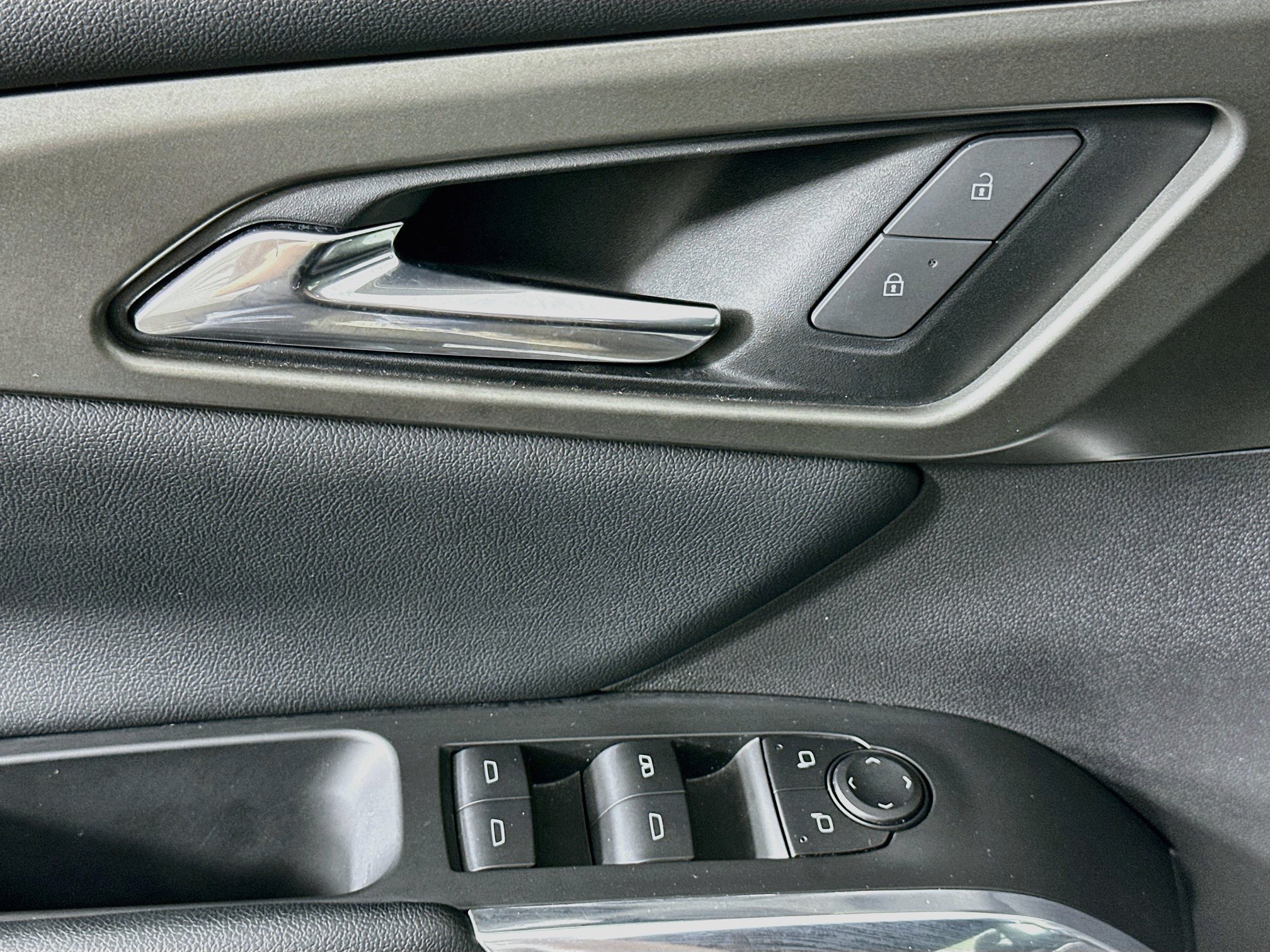 Used 2025 Chevrolet Traverse LT FWD image 15