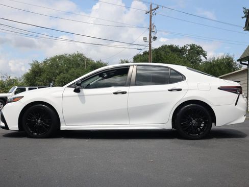 Used 2021 Toyota Camry SE w/ Convenience Package FWD image 2