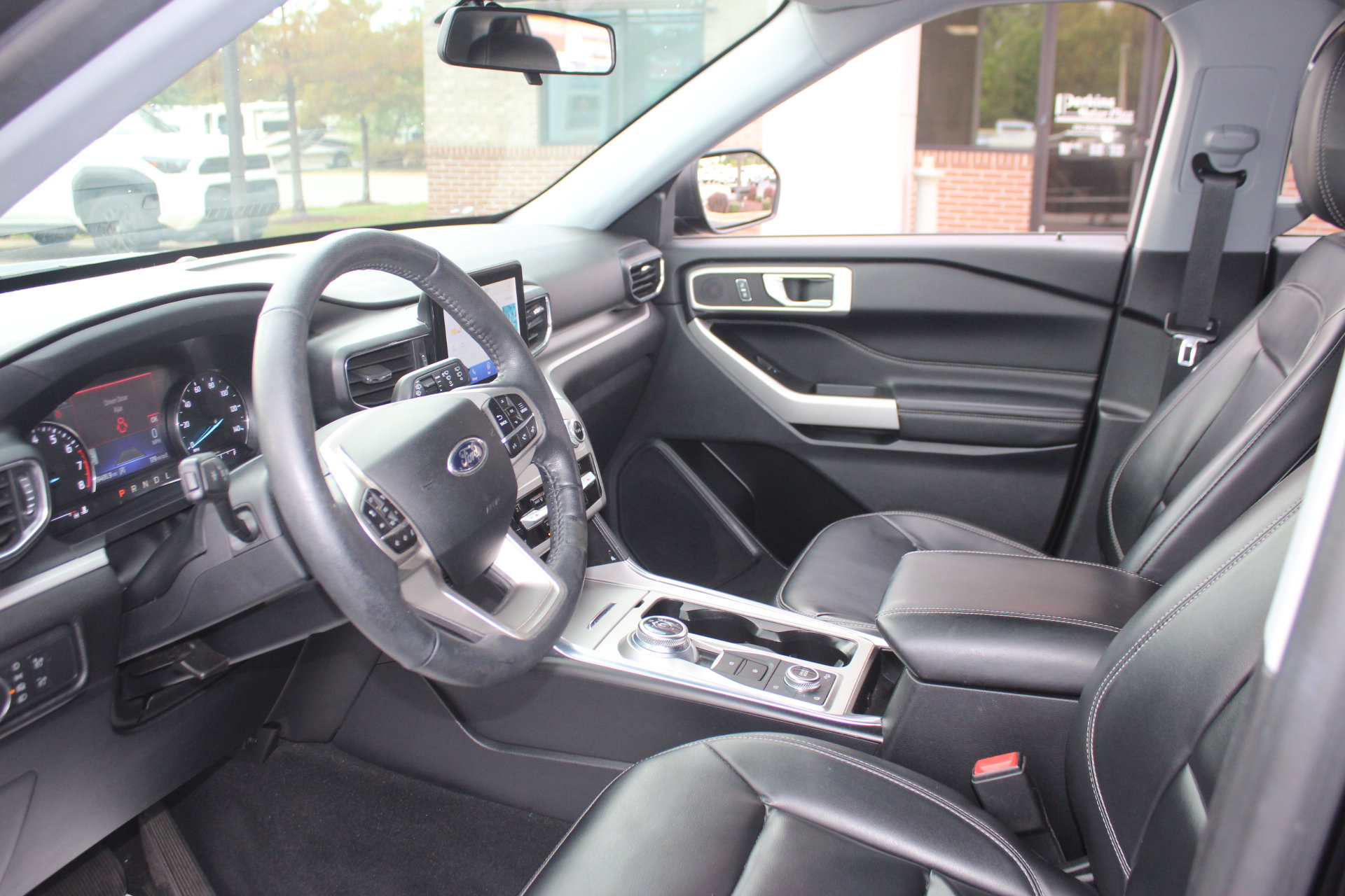 Used 2021 Ford Explorer XLT w/ Equipment Group 202A AWD/4WD image 12