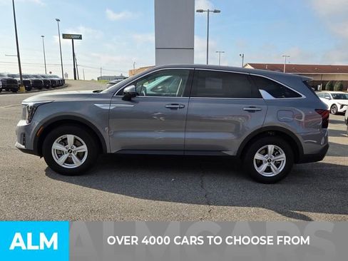 Used 2024 Kia Sorento LX image 2