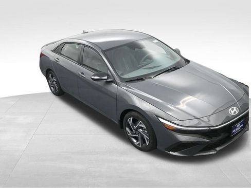 Used 2025 Hyundai Elantra Sport FWD image 22