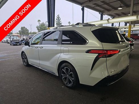 Used 2025 Toyota Sienna Platinum AWD/4WD image 9