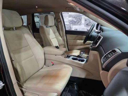Used 2019 Jeep Grand Cherokee Laredo AWD/4WD image 17