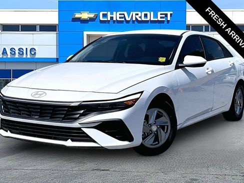 Used 2024 Hyundai Elantra SE FWD image 2