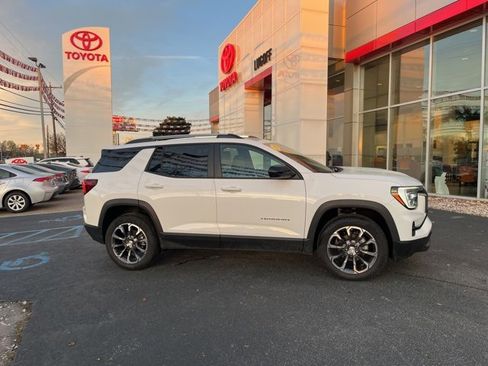 Used 2025 GMC Terrain Elevation w/ Elevation Premium Package image 2