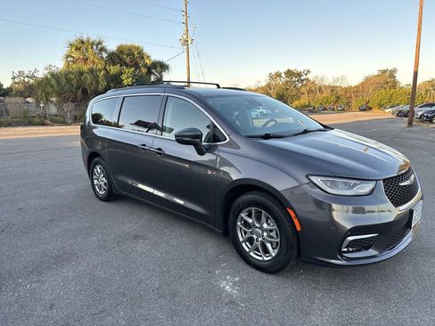 Used 2021 Chrysler Pacifica Touring image 8