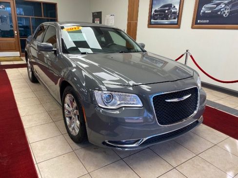 Used 2017 Chrysler 300 Limited w/ Value Package image 8