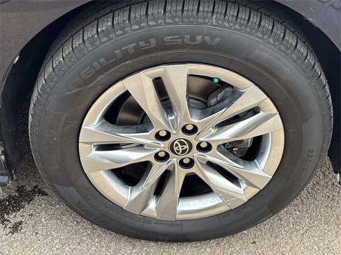 Used 2022 Toyota Sienna Limited image 9