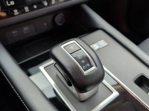 Used 2024 Mitsubishi Outlander 4WD Plug-In Hybrid image 14