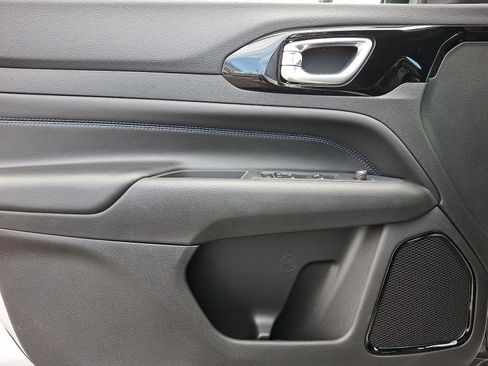 New 2026 Jeep Compass Limited image 8