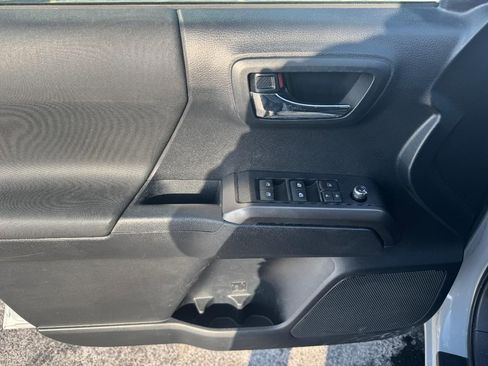 Used 2018 Toyota Tacoma TRD Sport w/ Technology Package image 16