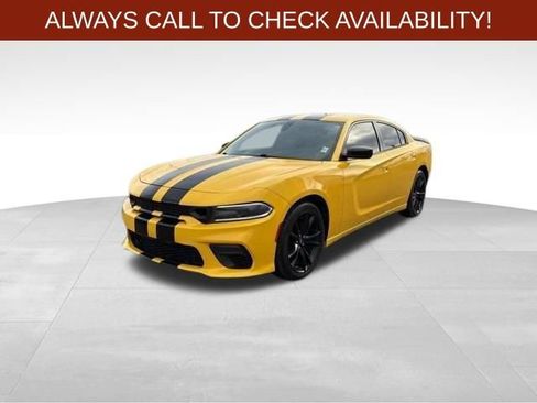Used 2017 Dodge Charger SE w/ Blacktop Package image 3