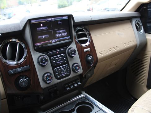 Used 2013 Ford F250 Lariat w/ Lariat Interior Pkg image 12