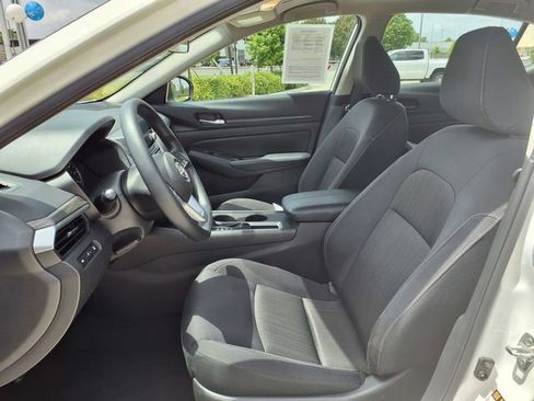 Used 2025 Nissan Altima 2.5 SV FWD image 14